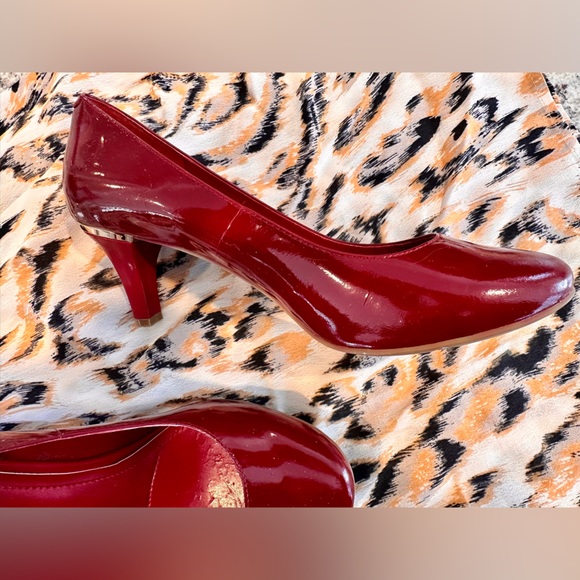 BCBGeneration red heels - Picture 2 of 10